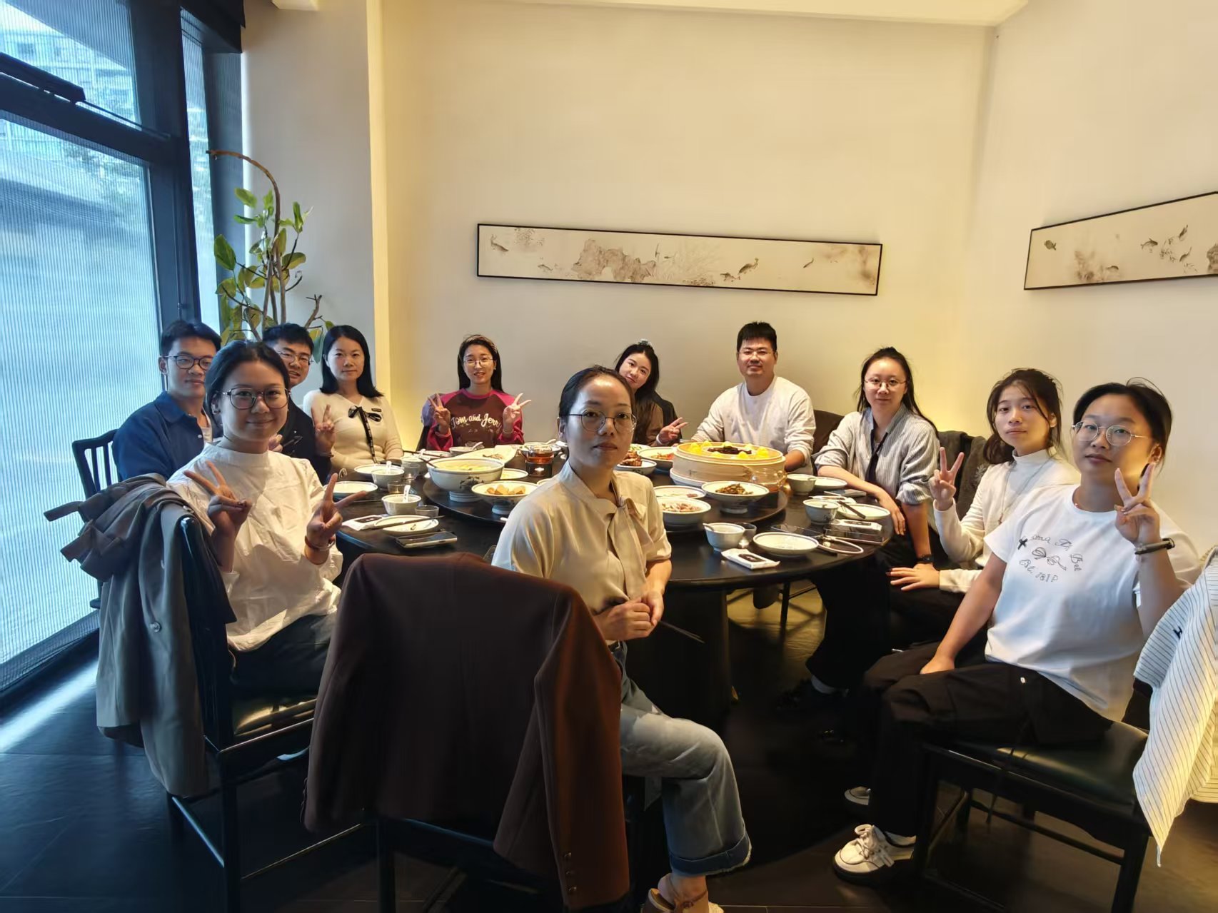 Concentre-se e suba ao pico, ria e fale sobre amizade - a atividade de formação de equipes da empresa North Peak chegou a uma conclusão bem-sucedida