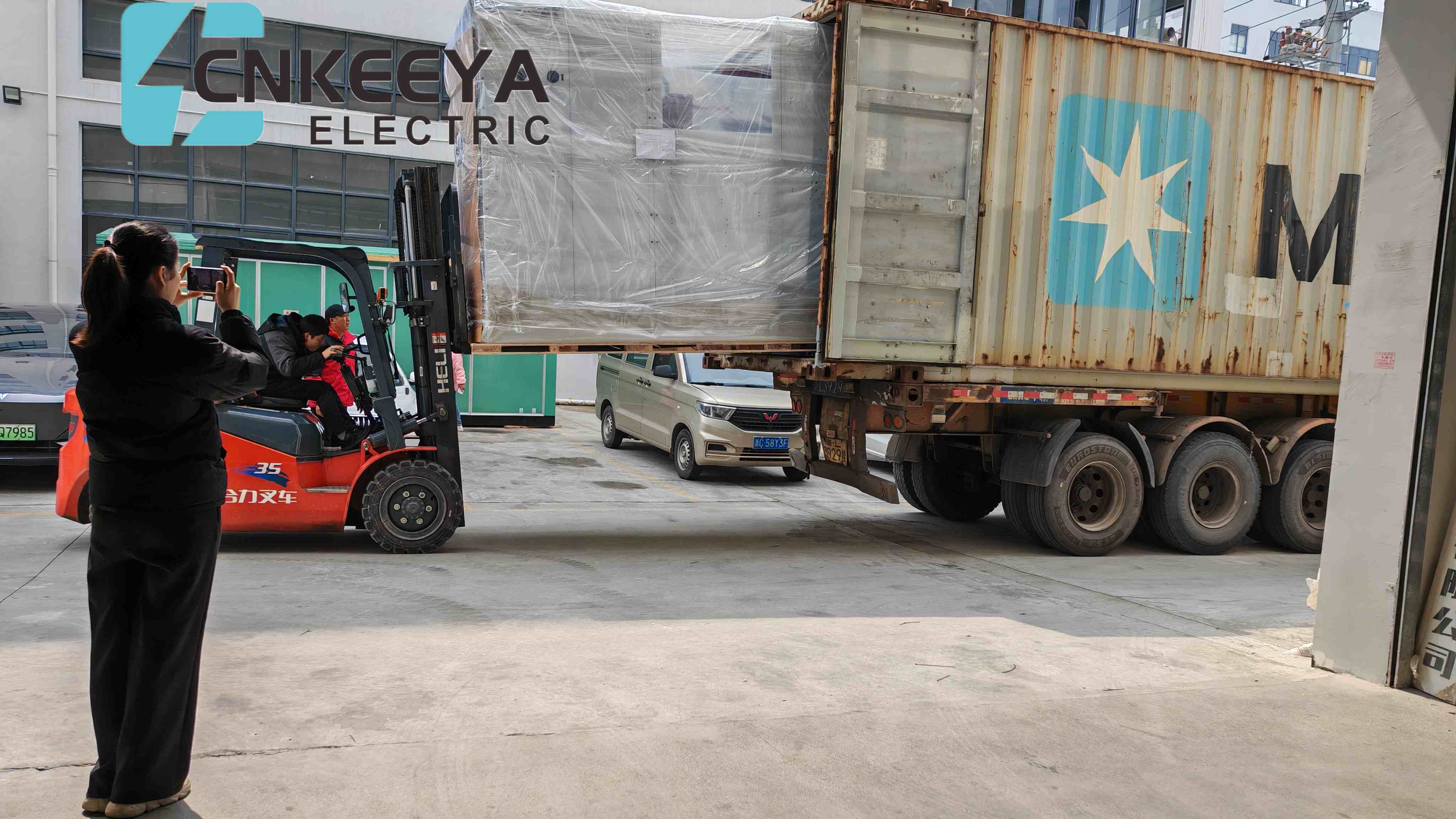 Quatro gabinetes KYN61 da empresa foram carregados e enviados com sucesso para auxiliar na construção de projetos de energia para clientes ucranianos