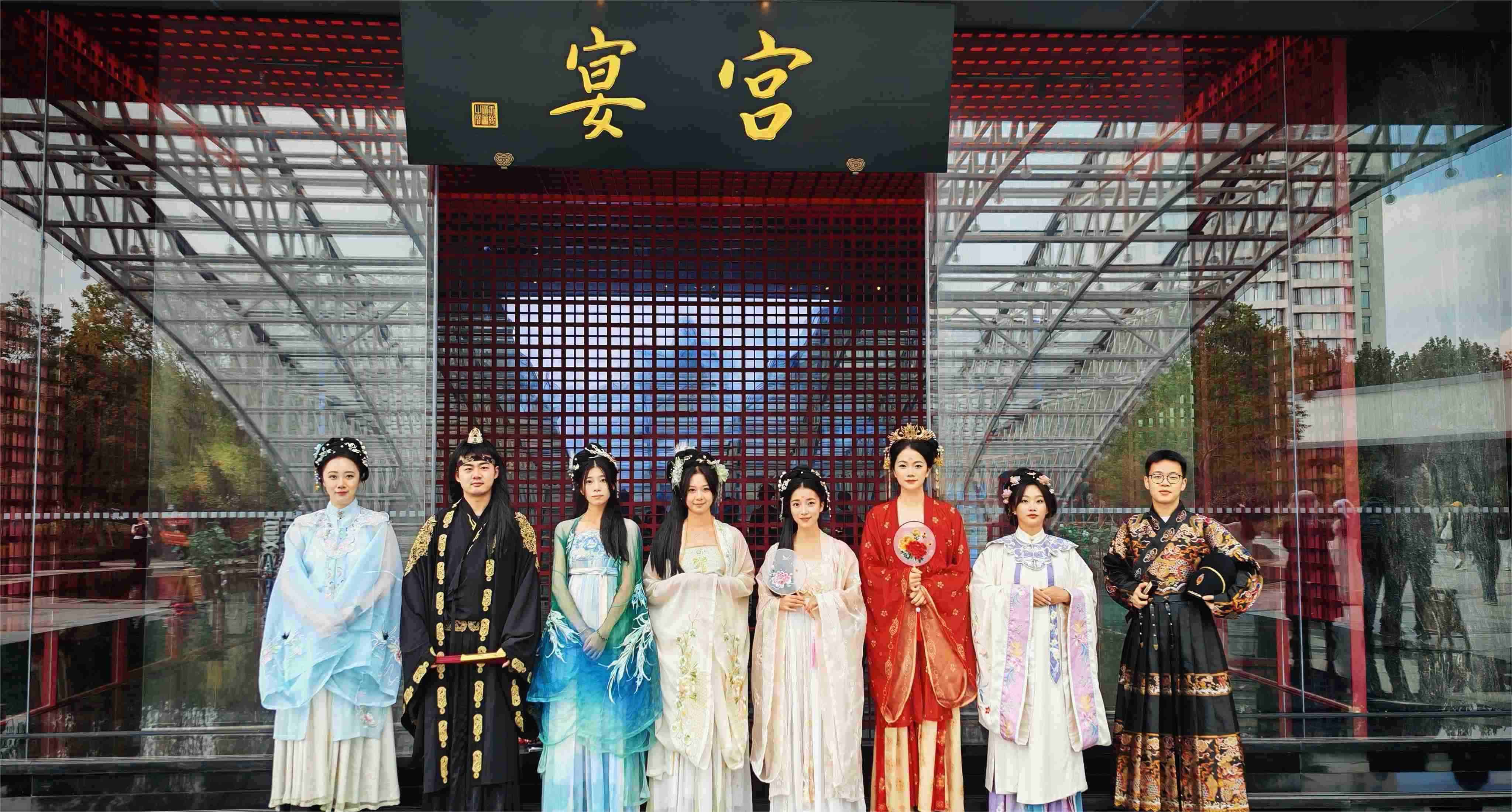 Provando a elegância do milênio, consolidando a força da equipe - Nossa equipe de formação de equipe entra no Banquete do Palácio de Hangzhou para vivenciar a vida no antigo palácio